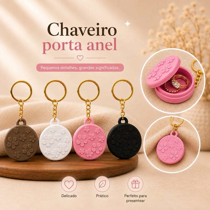Quatro chaveiros porta-anel com flores em relevo, em marrom, branco, rosa e preto, expostos sobre uma base de madeira